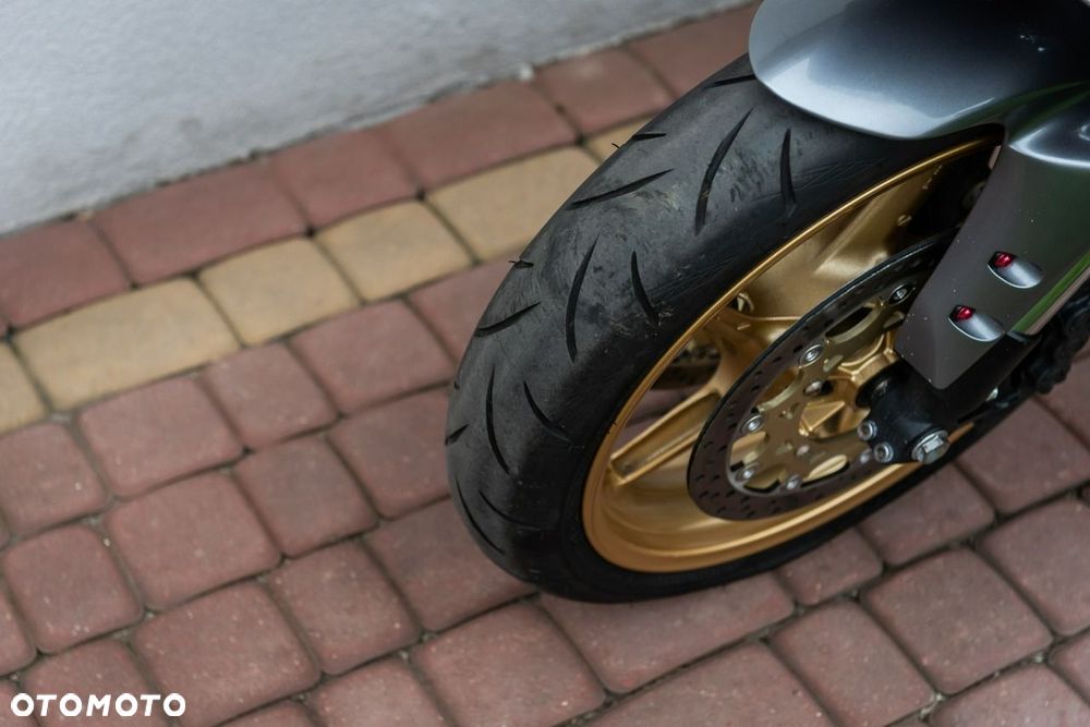 Yamaha R1 - 9