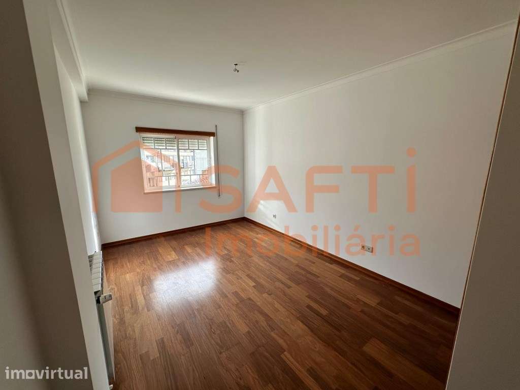Excelente oportunidade - Apartamento T2 com garagem e ótima localiz... - Grande imagem: 3/11