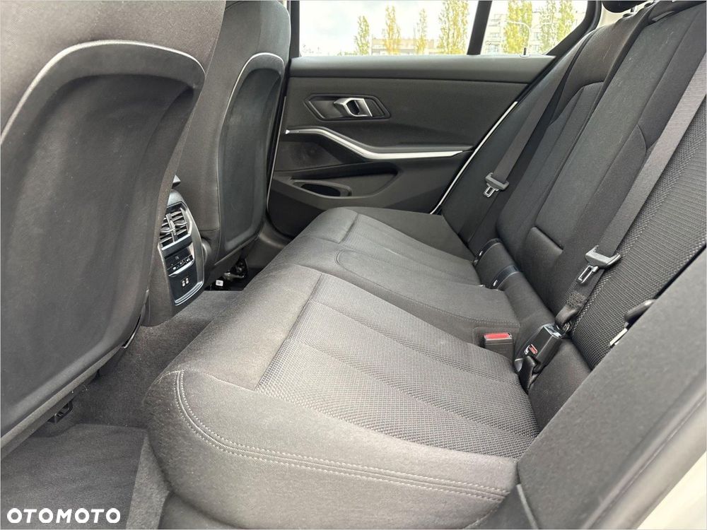 BMW Seria 3 320d xDrive mHEV sport - 16