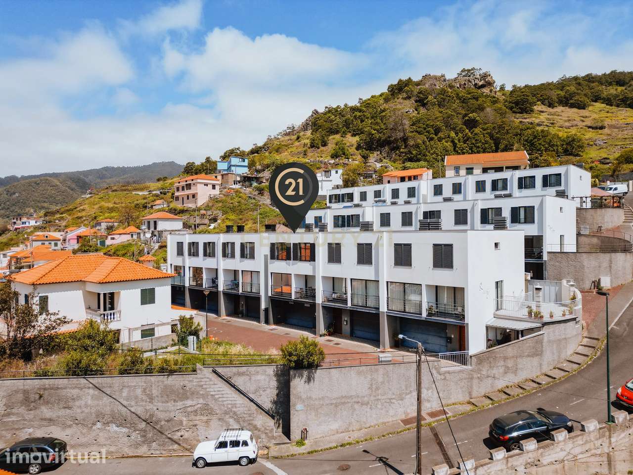 Moradia em Banda T3 em Machico – Luz Natural, Vista Mar e Excelente Lo - Grande imagem: 2/48