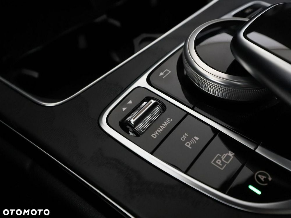 Mercedes-Benz Klasa C 200 4Matic 9G-TRONIC AMG Line - 32
