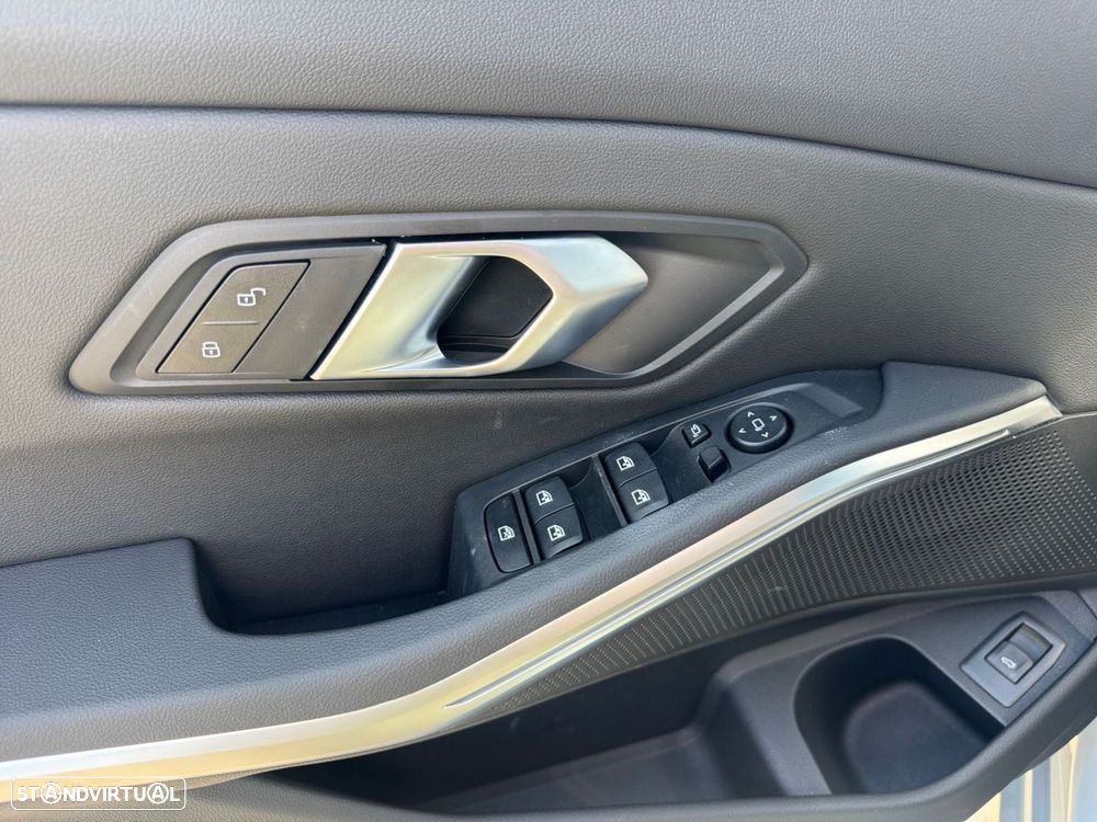BMW 320 d Pack Desportivo M Pro Auto - 12