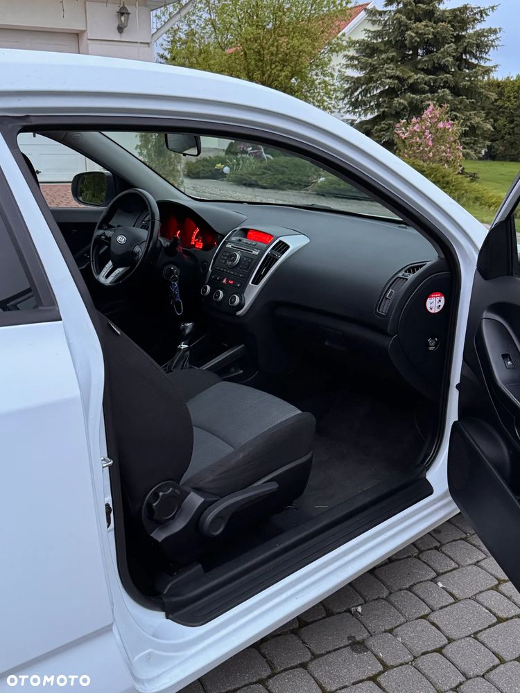 Kia Ceed - 12