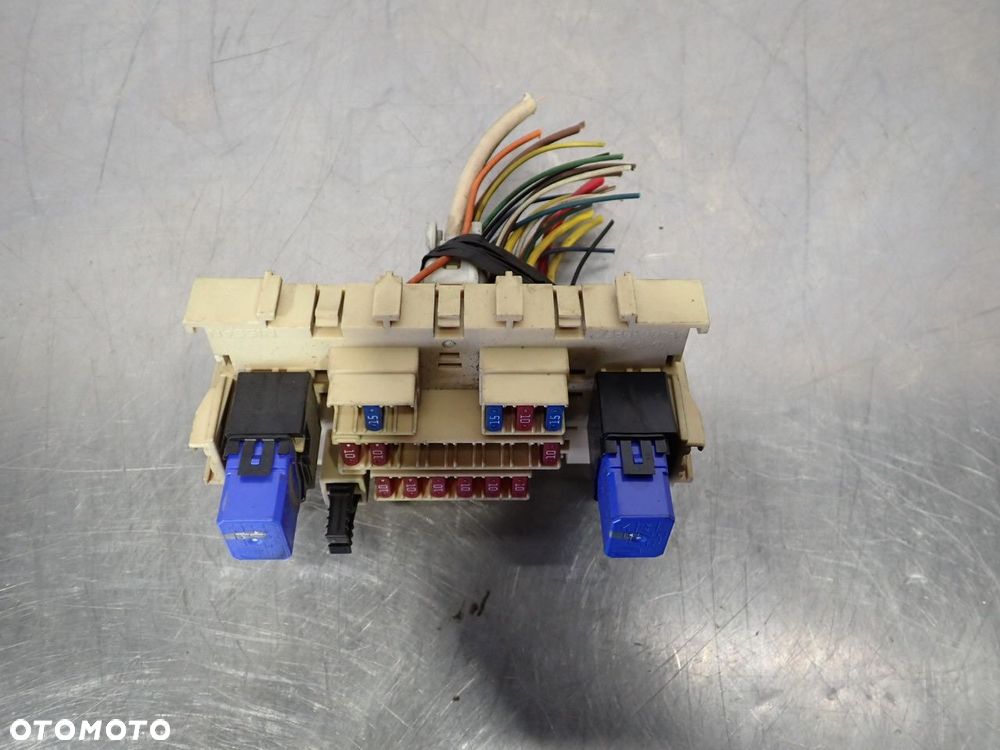 SKRZYNKA BEZPIECZNIKÓW NISSAN NV200 - 2