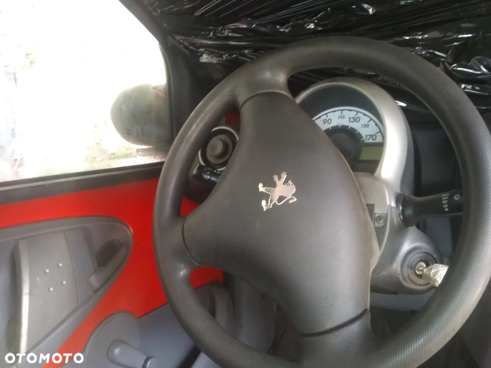 Auto na części - Peugeot 107 68 KM benzyna 2005 Silnik Skrzynia Drzwi Maska Klapa Błotnik Zderzak Lampa Szyba Klamka Lusterko Deska Kokpit - 8