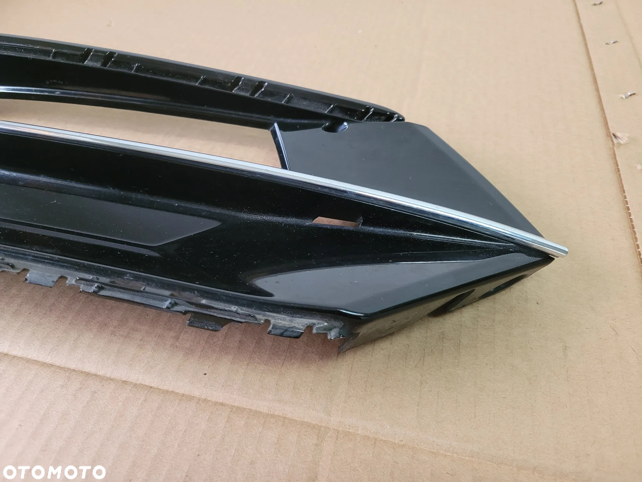 KRATKA ZDERZAKA CHROM PRAWA VW PASSAT B8 R-LINE 3G0353666F - 3