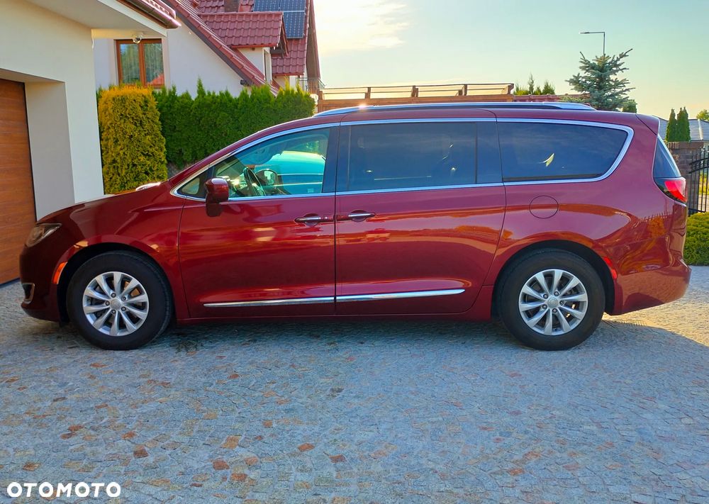 Chrysler Pacifica - 10