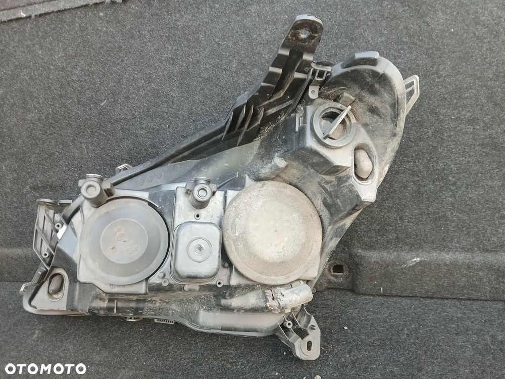 Opel Astra H III Lampa przednia prawa  (czarny środek) - 6