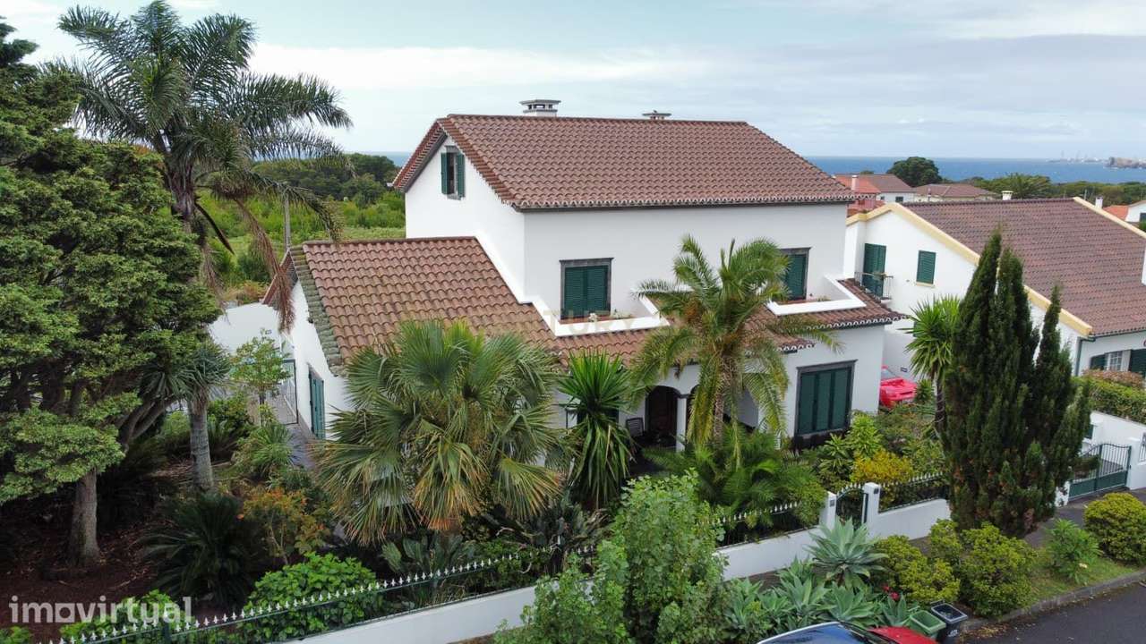 Moradia T5 + Escritório e piscina- Localização Privilegiada Situada na - Grande imagem: 2/36