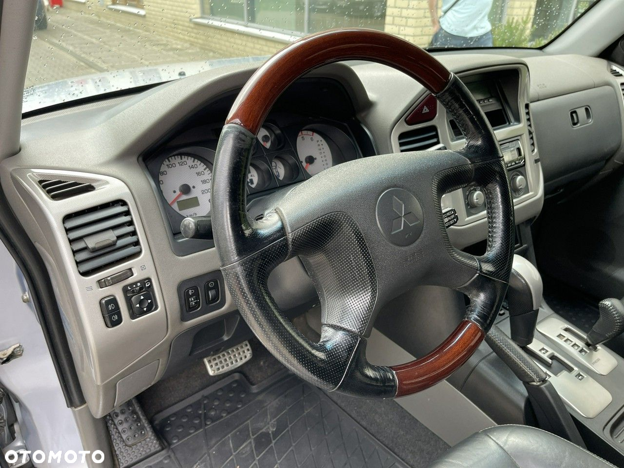 Mitsubishi Pajero - 26