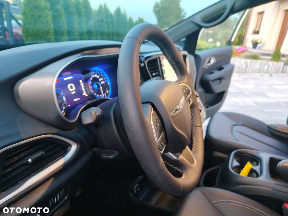 Chrysler Pacifica - 17