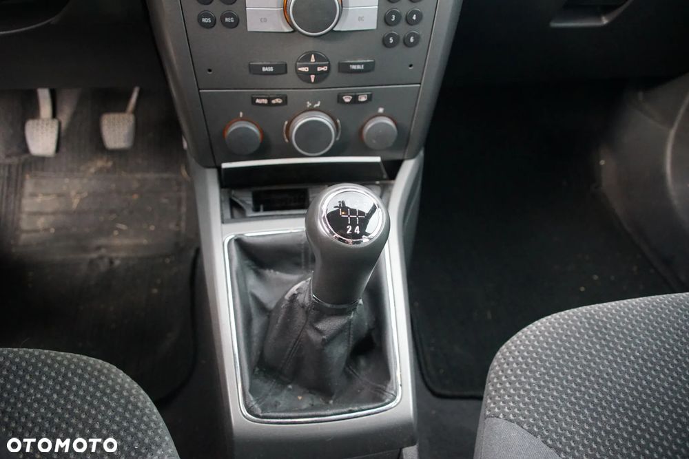 Auto na części - Opel Astra III H 1.6 105 KM Z16XEP F17 Z167 2004R Silnik Skrzynia Drzwi Maska Błotnik Zderzak Klapa Lampa Lusterko Klamka Szyba Deska Kokpit Sterownik Moduł Czujnik Licznik Wyświetlacz Panel Kierownica - 15