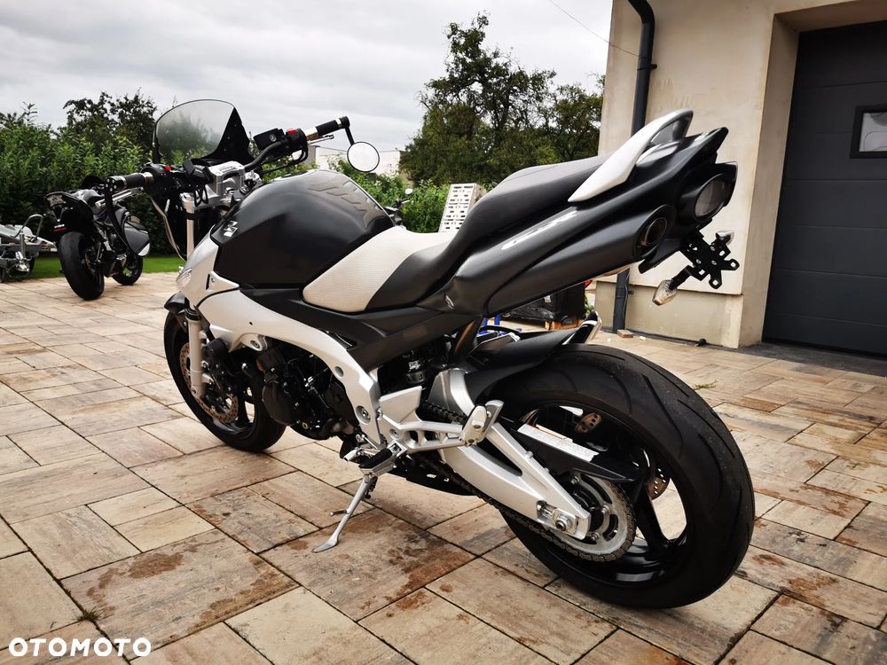 Suzuki GSR - 6