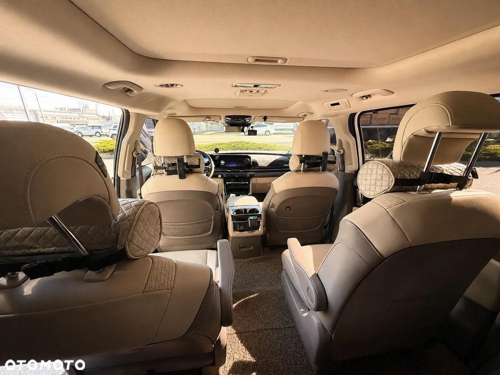 Kia Carnival - 12