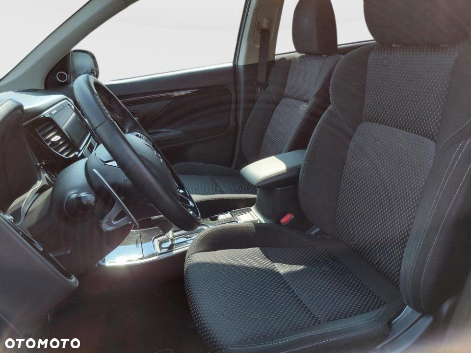 Mitsubishi Outlander - 2