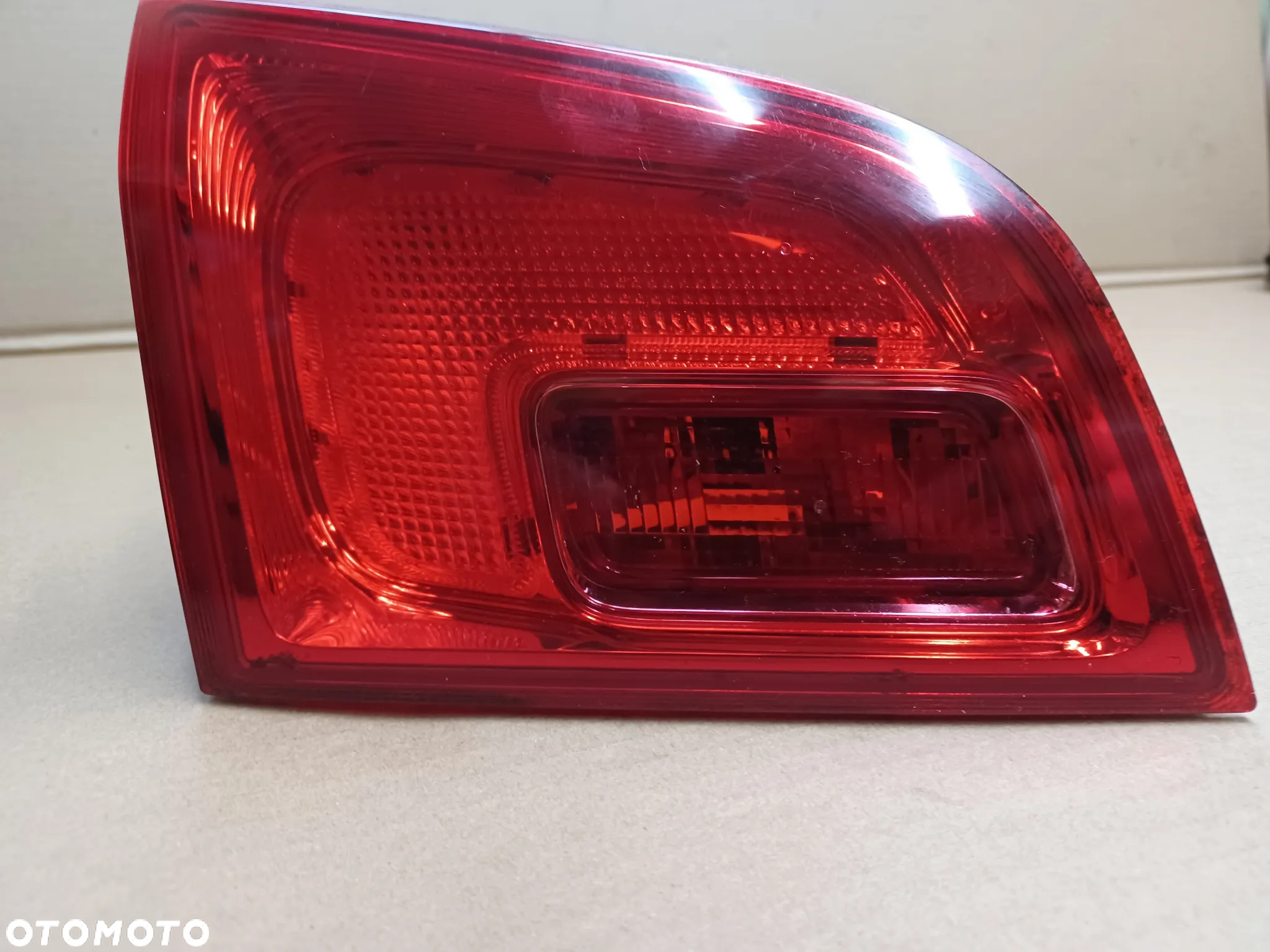 LAMPA TYLNA LEWA  W KLAPE ASTRA J KOMBI 13282246 - 4