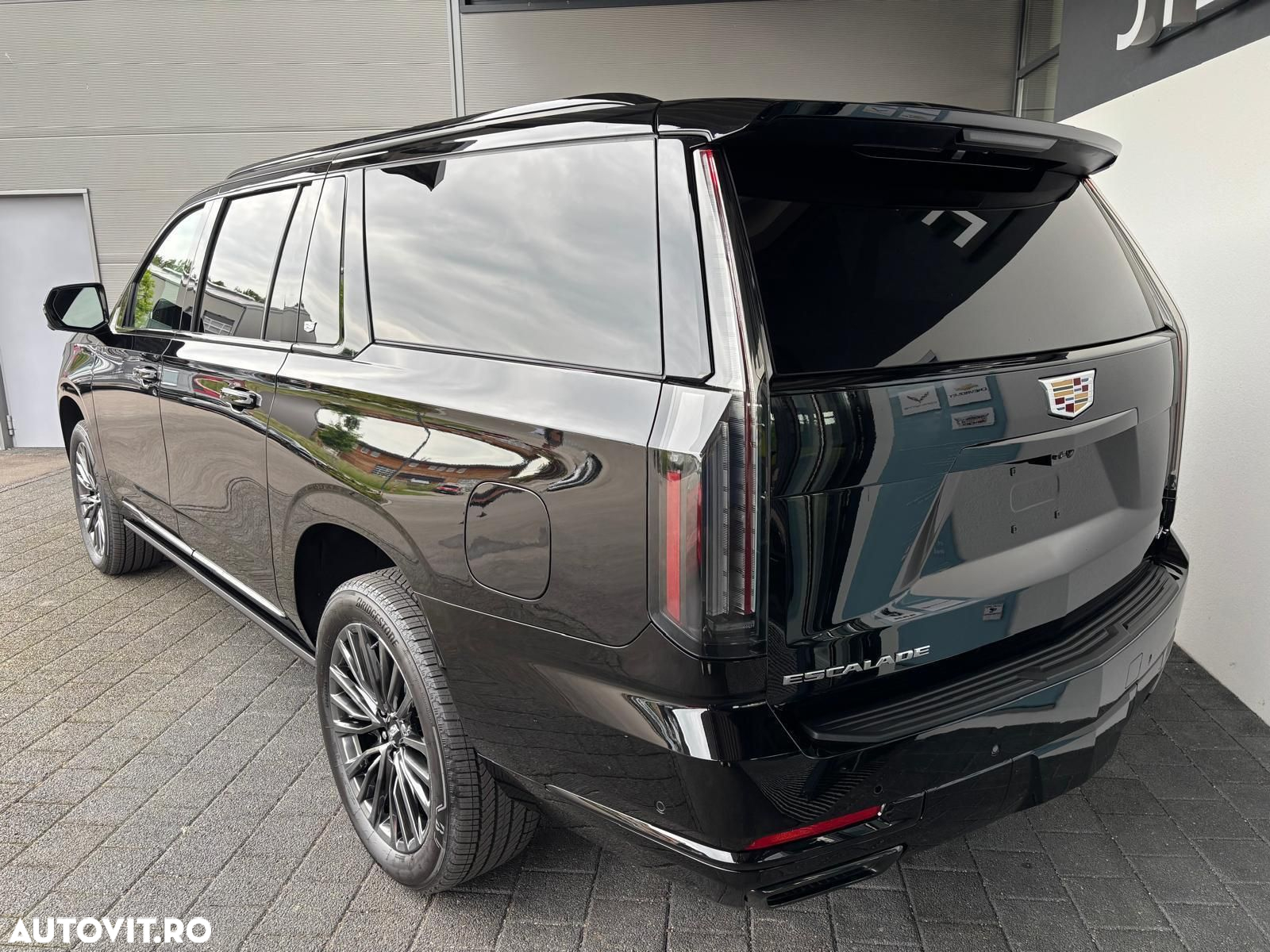Cadillac Escalade - 4