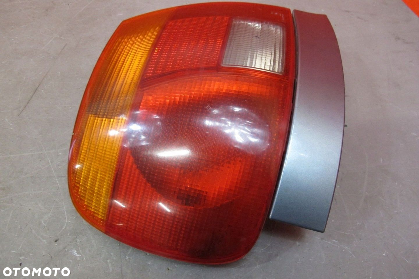 AUDI A4 B5 8D2 94-98 SEDAN LAMPA LEWA TYŁ TLYNA LISTWA - 2