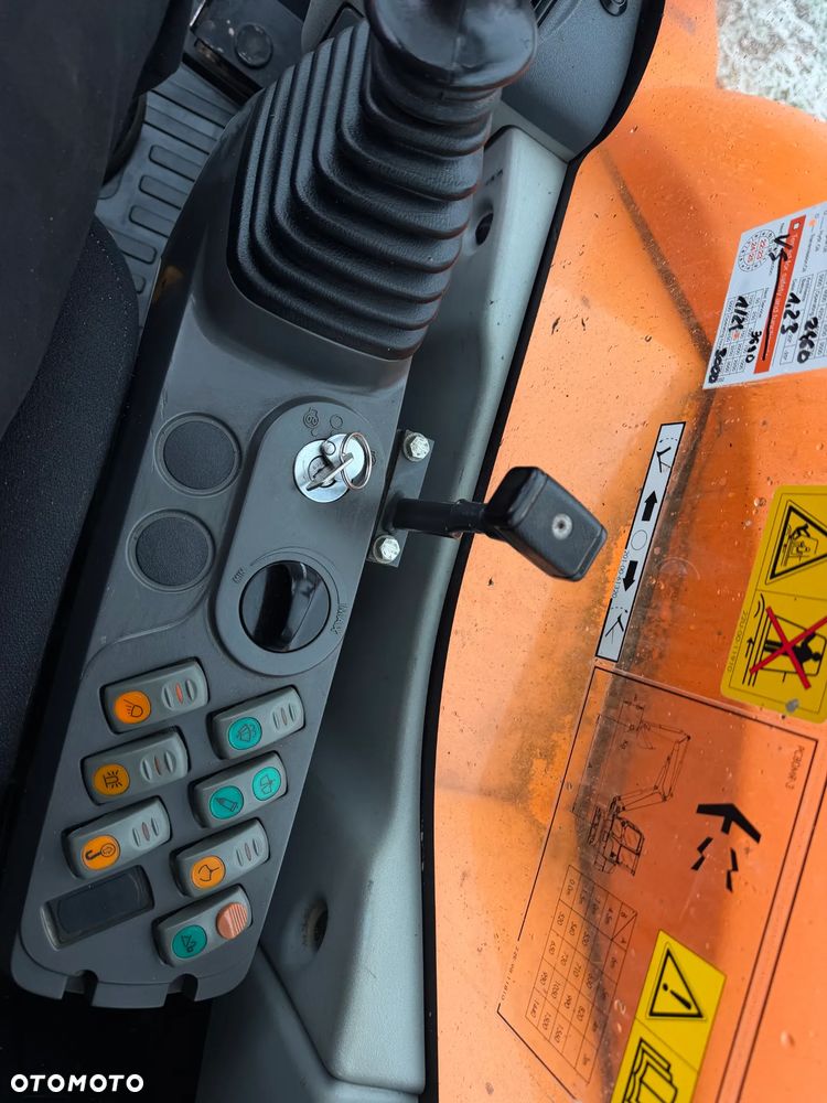 Komatsu Koparka Gąsienicowa 8 ton PC80MR-3. Sprowadzona z Norwegii. Centralne smarowanie!! Maszyna  jak Nowa 2016rok. 3200mtg 3x łamane Ramię. Klima ser.DEKRA. Własna pompa paliwa. Ani deka luzów i wycieków. Gąsienice klepki bez zużycia! Podwozie w pięknym stanie. Okazja Maszyna zadbana!! Po serwisach eksploatacyjnych. - 32