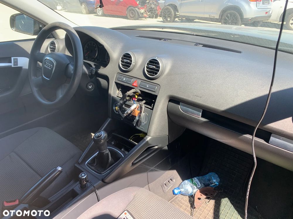 AUDI A3 2006 *SAMOCHÓD NA CZĘŚCI* LY9B MASKA, LAMPA, DRZWI, LUSTERKO, ZDERZAK, GRILL, BŁOTNIK, KLAPA, BELKA, DESKA, FOTELE, KANAPA, ĆWIARTKA KIEROWNICA, TARCZE, ZACISKI, ZAWIESZENIE, KOMPLETNY PRZÓD, KOMPLETNY TYŁ, LICZNIK, ZEGARY, PRAWE LEWE PRZÓD TYŁ - 5
