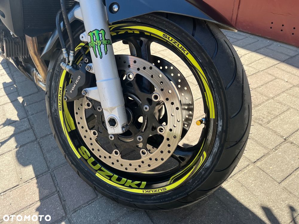 Suzuki GSR - 6