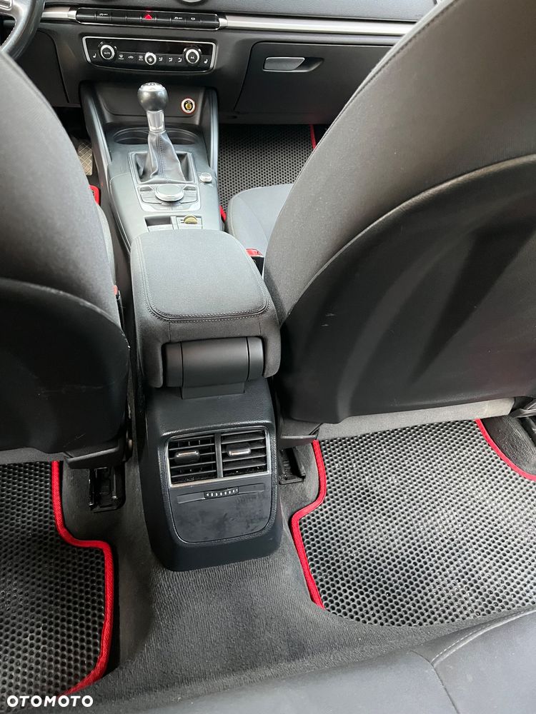 Audi A3 Sportback 1.4 TFSI Ambiente - 32