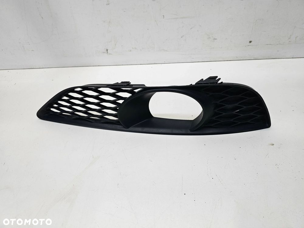 KRATKA HALOGENU ATRAPA ZDERZAKA PRAWA AUDI Q7 4L LIFT 4L0807676C - 1