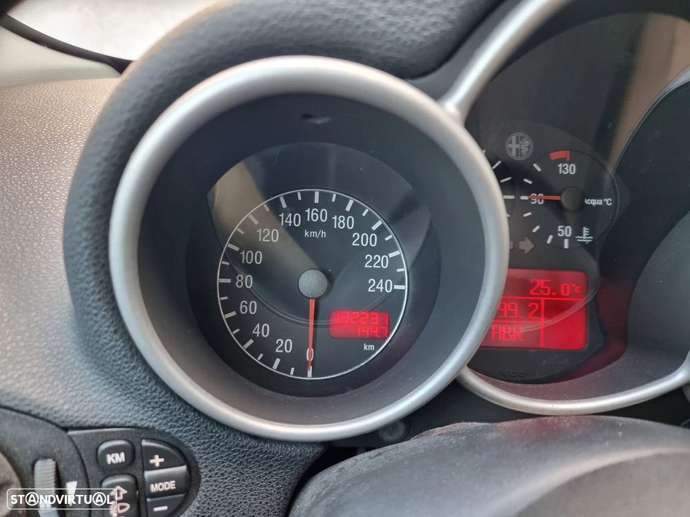 Alfa Romeo 147 1.9 JTD Distinctive - 12