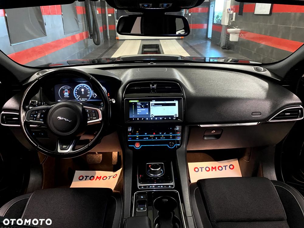 Jaguar F-Pace 20d AWD R-Sport - 18