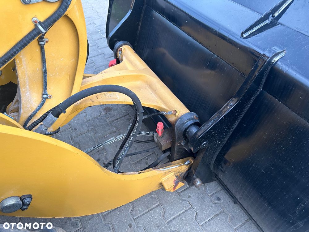 Caterpillar 906M - 9