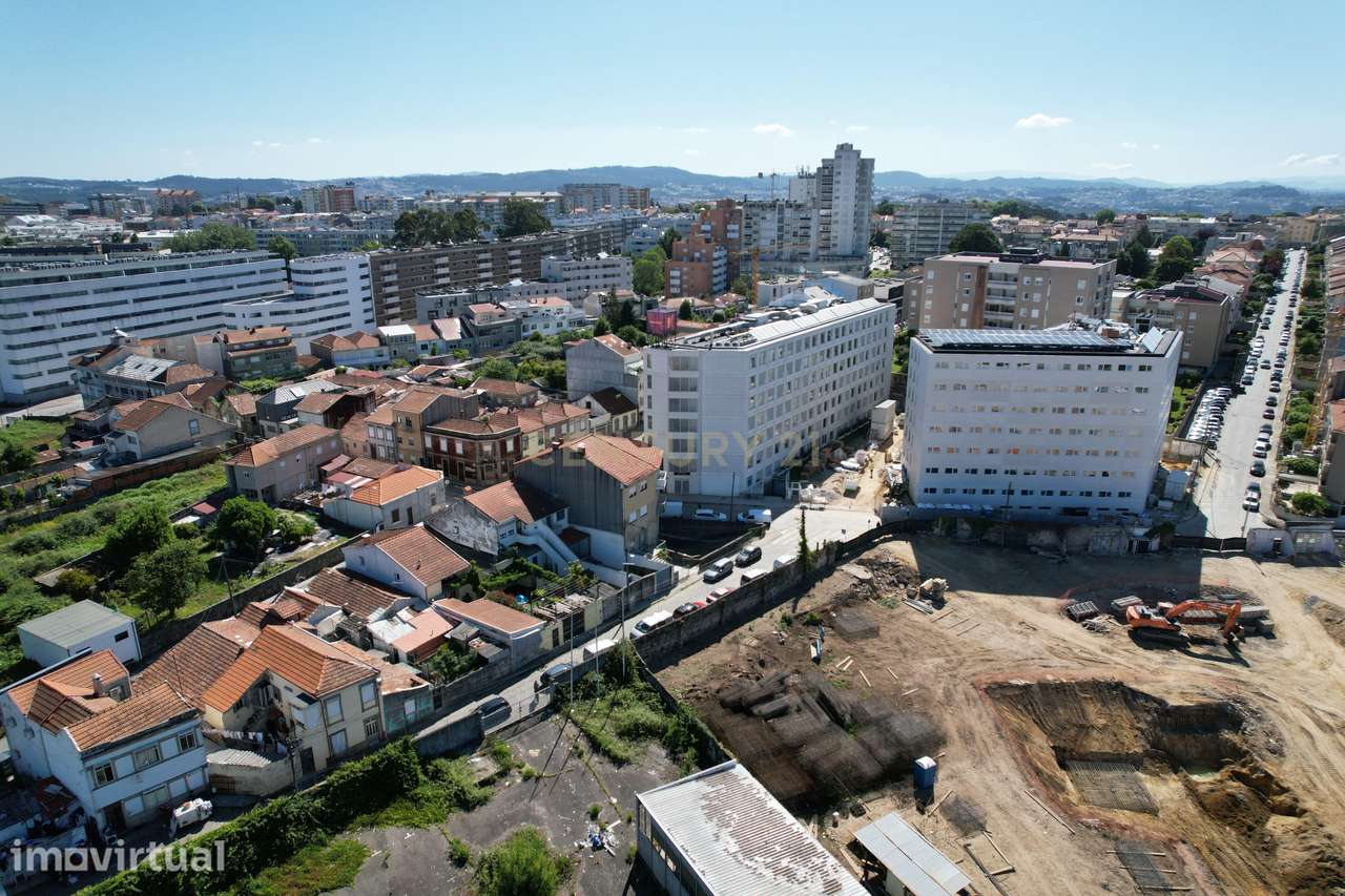 Oportunidade em Paranhos: T4 para Recuperação no Porto - Grande imagem: 5/16