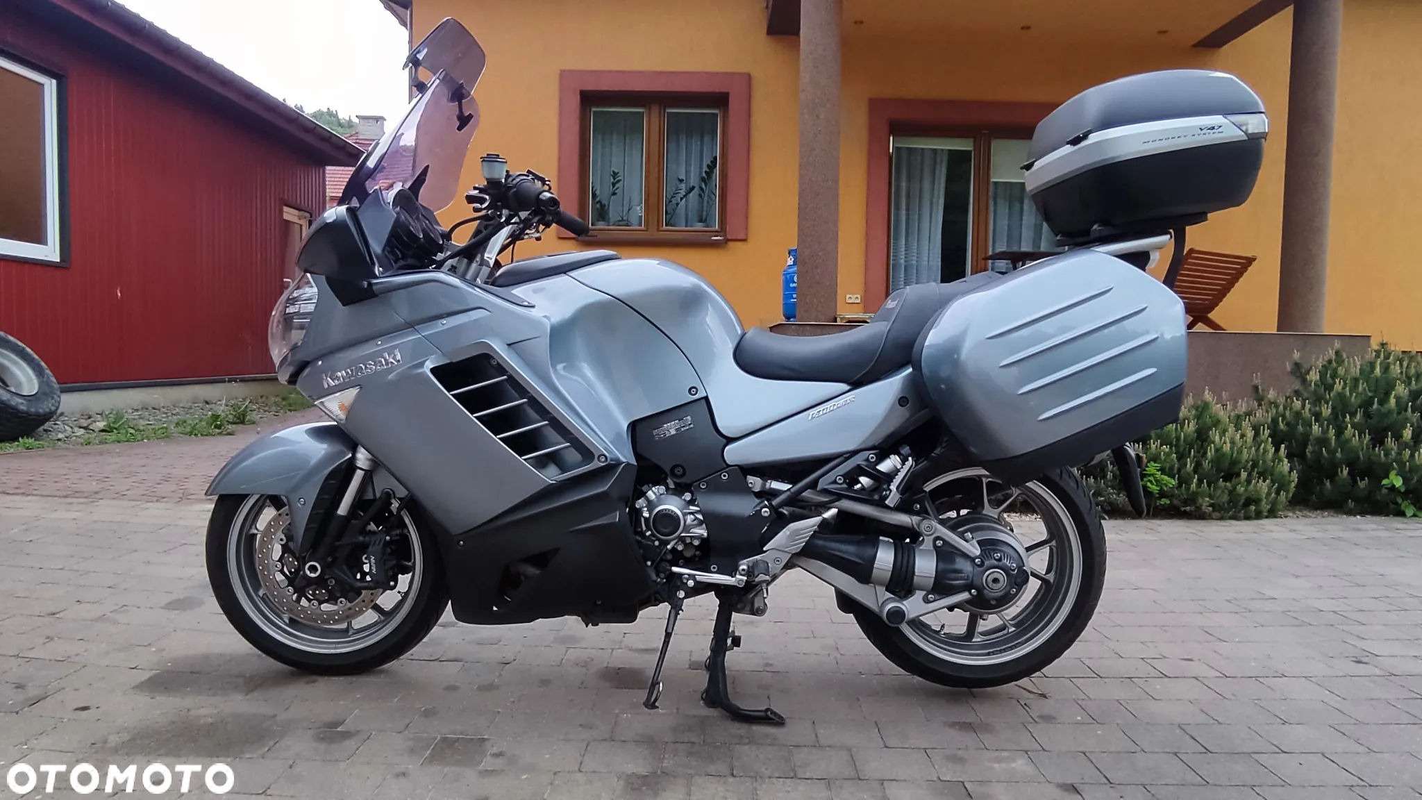 Kawasaki GTR - 4