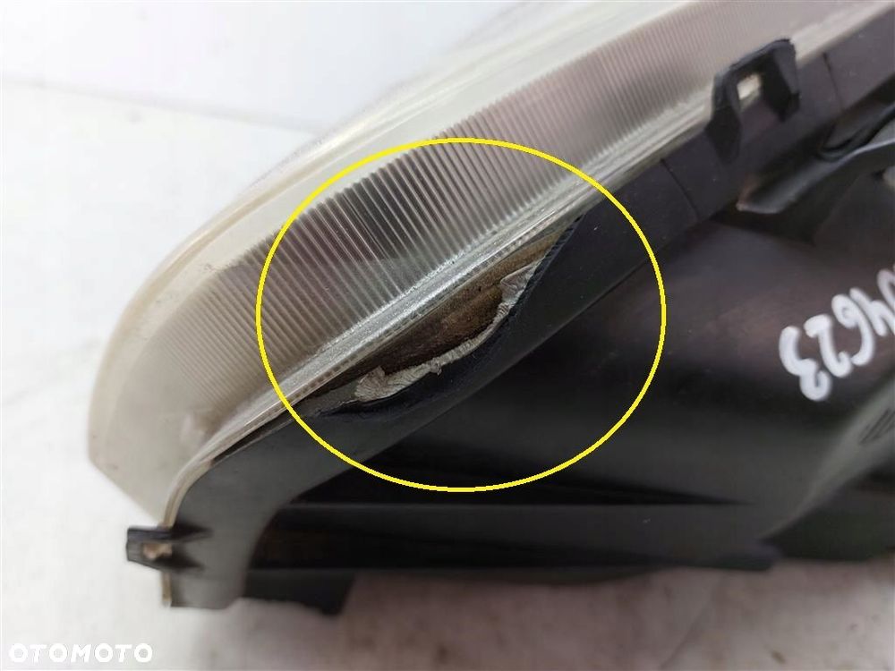 Reflektor lampa przód prawa Toyota RAV4 II 2000-2005 PRZED LIFT - 3