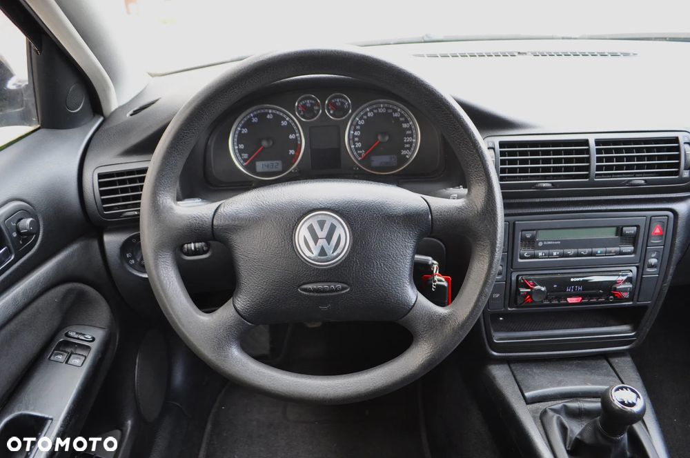 Volkswagen Passat 1.6 Comfortline - 14