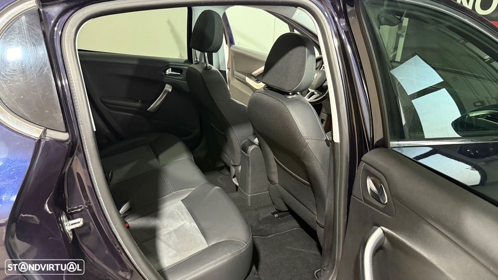 Peugeot 208 1.2 PureTech Allure - 13
