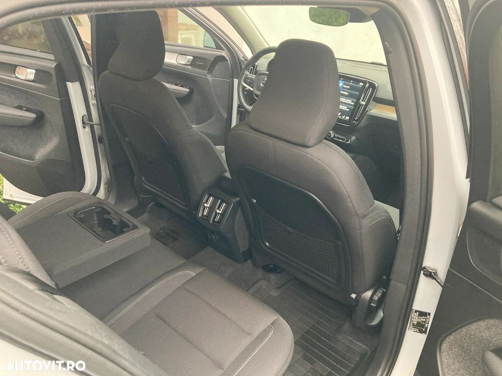 Volvo XC 40 B4 AT8 AWD Mild Hybrid Momentum Pro - 11