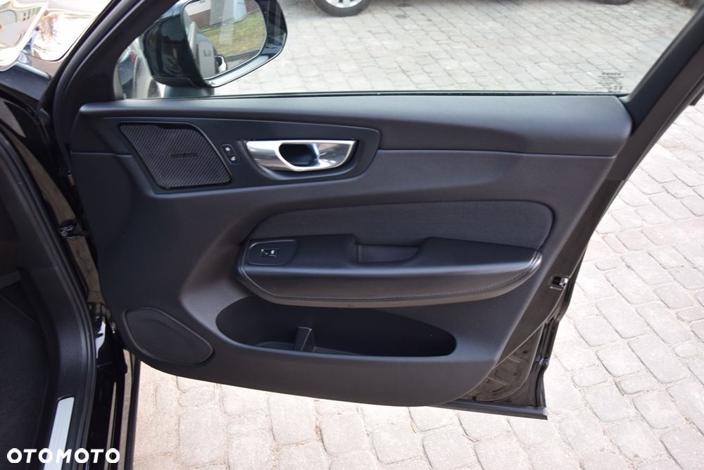 Volvo XC 60 B4 D AWD Geartronic Momentum - 33