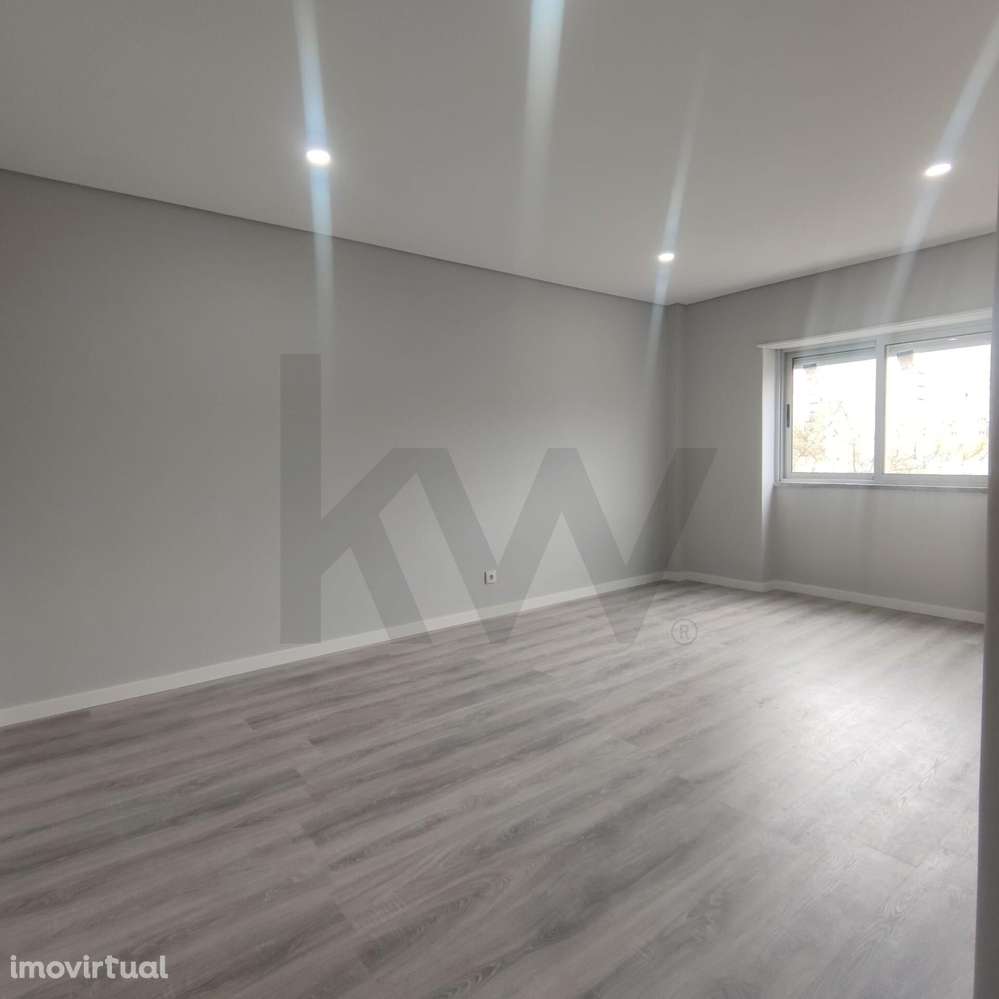 T2 Renovado na Amora | Boas Áreas | Marquise Ampla | 2 Elevadores | Lo - Grande imagem: 5/15