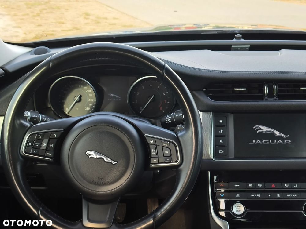 Jaguar XF 2.0 T Prestige - 24