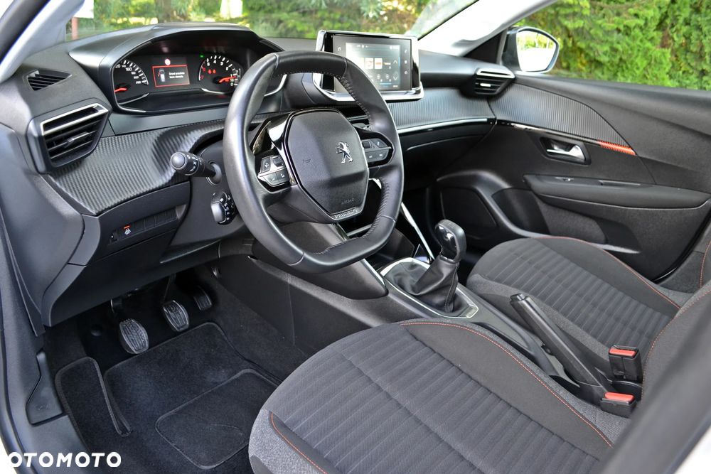 Peugeot 208 - 18