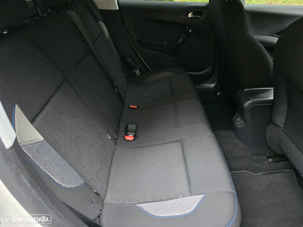 Peugeot 2008 1.2 PureTech Signature - 25