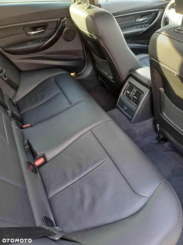 BMW Seria 3 ver-320d-efficient-dynamics-luxury-line - 11
