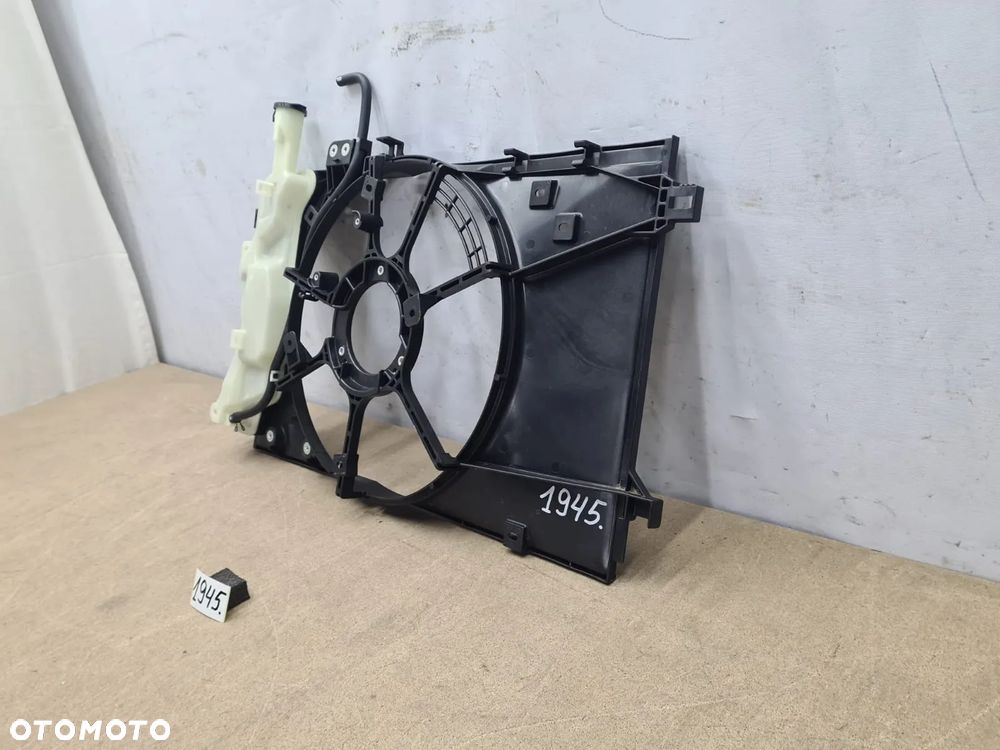 Toyota Yaris 4 IV 16711-K0060 obudowa wentylatora ze zbiorniczkiem wyrównawczym - 2