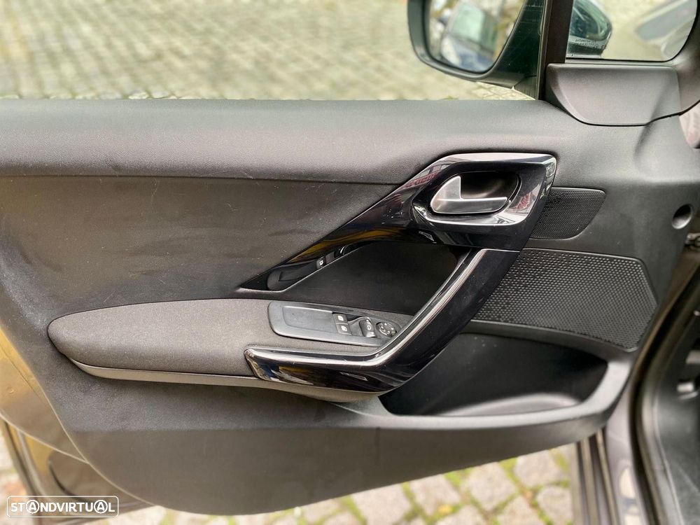 Peugeot 208 1.2 PureTech Style - 19