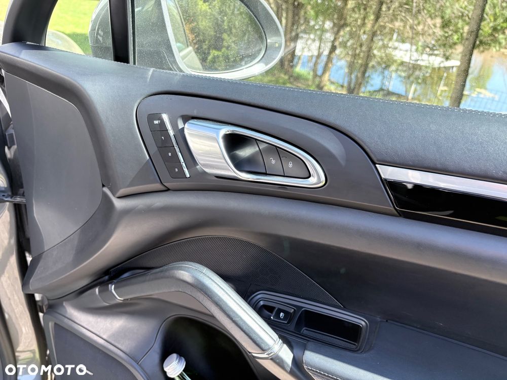 Porsche Cayenne Platinum Edition - 12