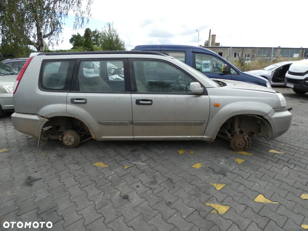 NISSAN X-TRAIL I *SAMOCHÓD NA CZĘŚCI*KX4 ( TECHNO SILVER METALLIC) / MASKA, LAMPA, DRZWI, LUSTERKO, ZDERZAK, GRILL, BŁOTNIK, KLAPA, BELKA, DESKA, FOTELE, KANAPA, ĆWIARTKA KIEROWNICA, TARCZE,ZAWIESZENIE, KOMPLETNY PRZÓD, KOMPLETNY TYŁ, LICZNIK, ZEGARY, PRAWE LEWE PRZÓD TYŁ - 4