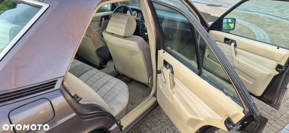 Mercedes-Benz W201 (190) - 12