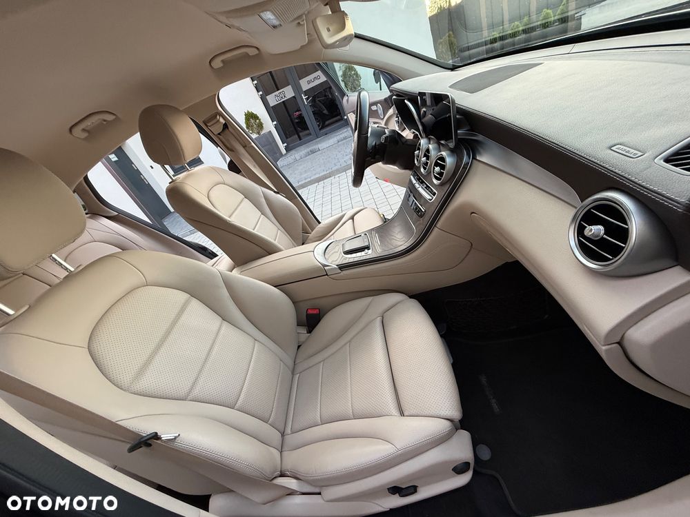 Mercedes-Benz GLC 200 4Matic 9G-TRONIC AMG Line Plus - 32