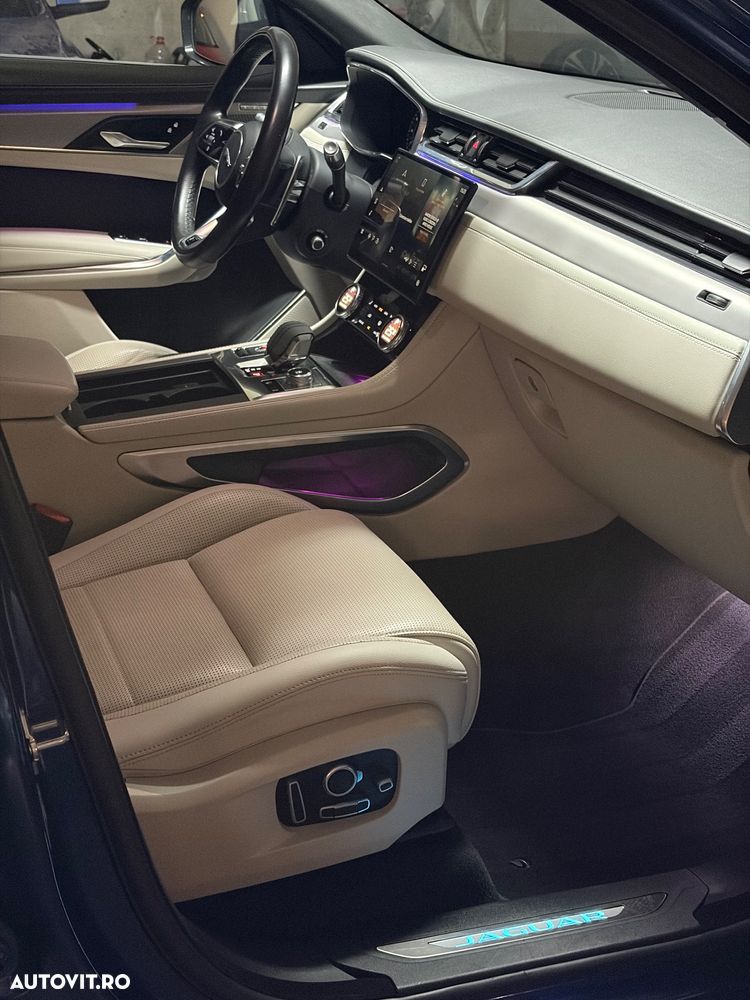Jaguar F-Pace P250 AWD R-Dynamic SE - 11