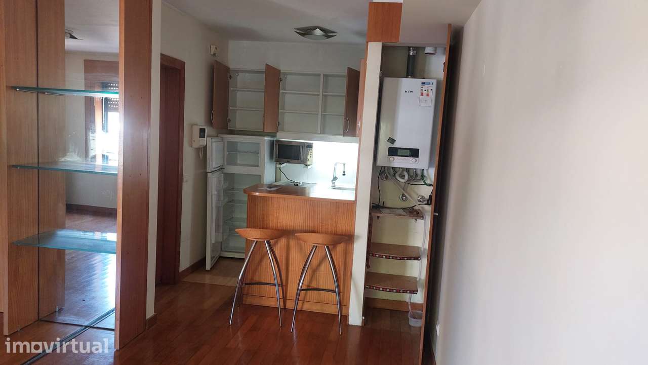 Aluga-se Apartamento T1 2Frentes, frente ao Hospital da Prelada - Grande imagem: 2/9